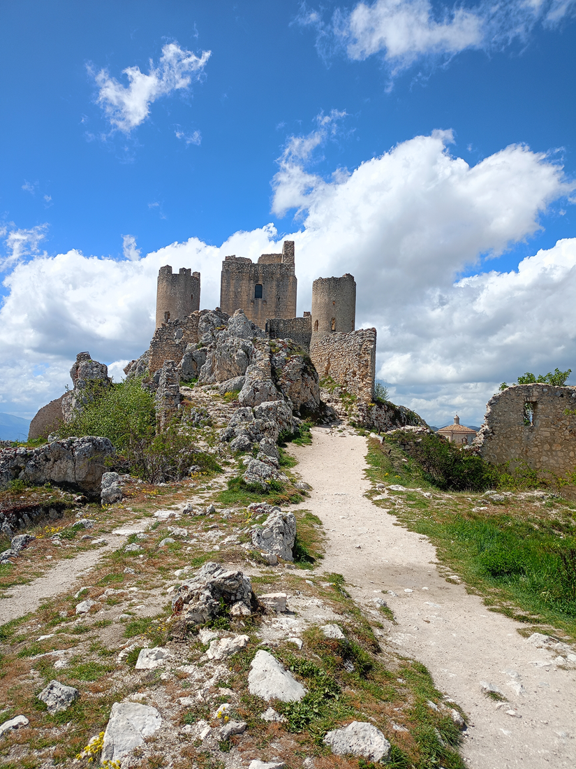 Castello di Rocca Calascio, visto frontalmente al tuo arrivo.